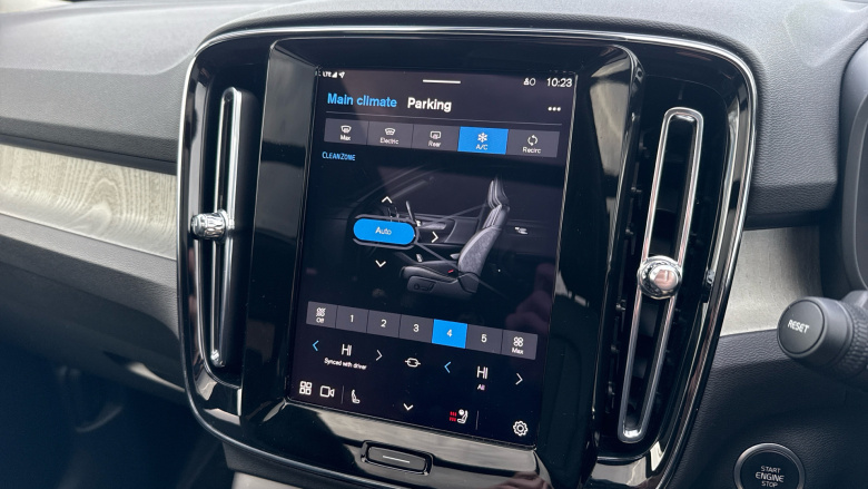 Volvo XC40 2.0 B3P Ultra Dark 5dr Auto Petrol Estate